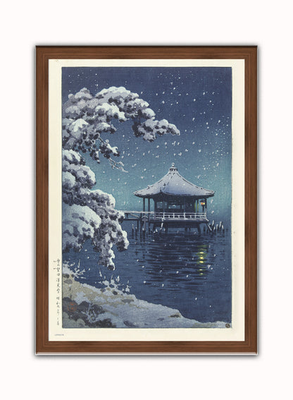 Snow at the Ukimido Japanese Poster by artist Tsuchiya Koitsu Print – artist Tsuchiya Koitsu Japanese Wall Art 50x70cm Dark Wood Frame