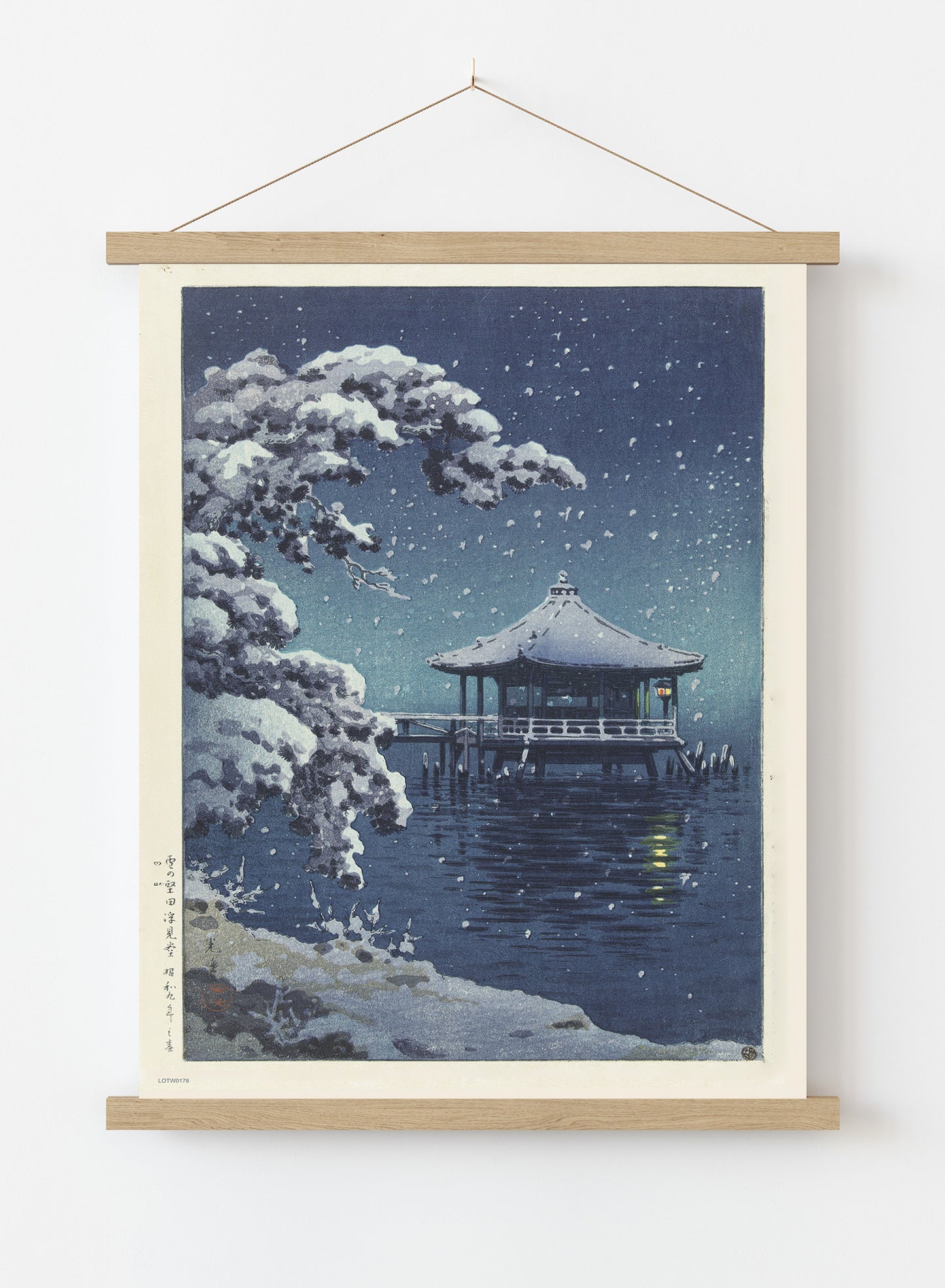 Snow at the Ukimido Japanese Poster by artist Tsuchiya Koitsu Print – artist Tsuchiya Koitsu Japanese Wall Art 50x70cm Poster Hanger